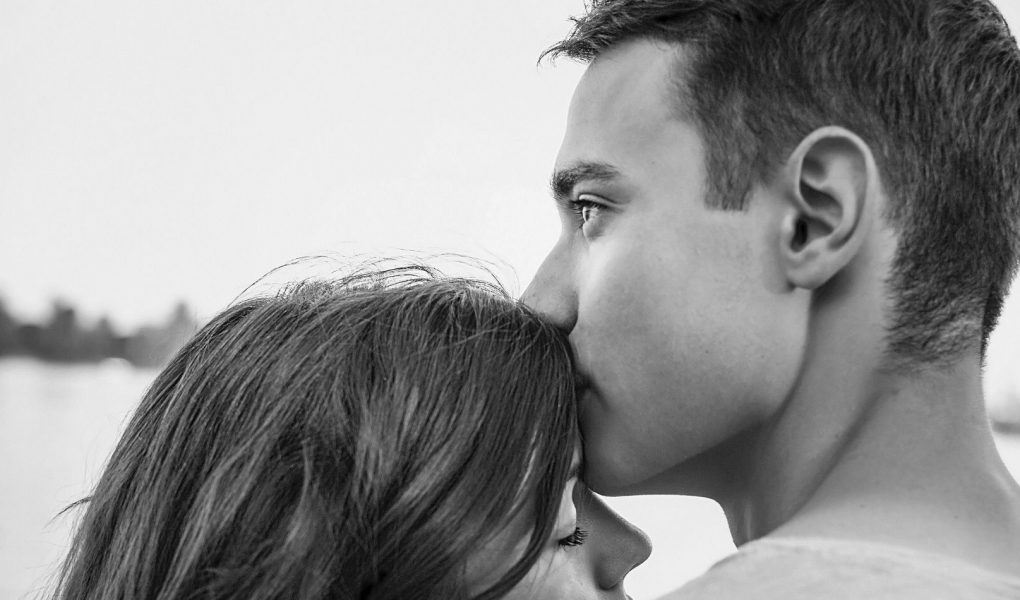 8 Behaviors People Display When They are In Love